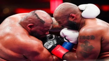 لكمة قوية.. بالفيديو سقوط الشعر المستعار لملاكم عالمي وسط الحلبة